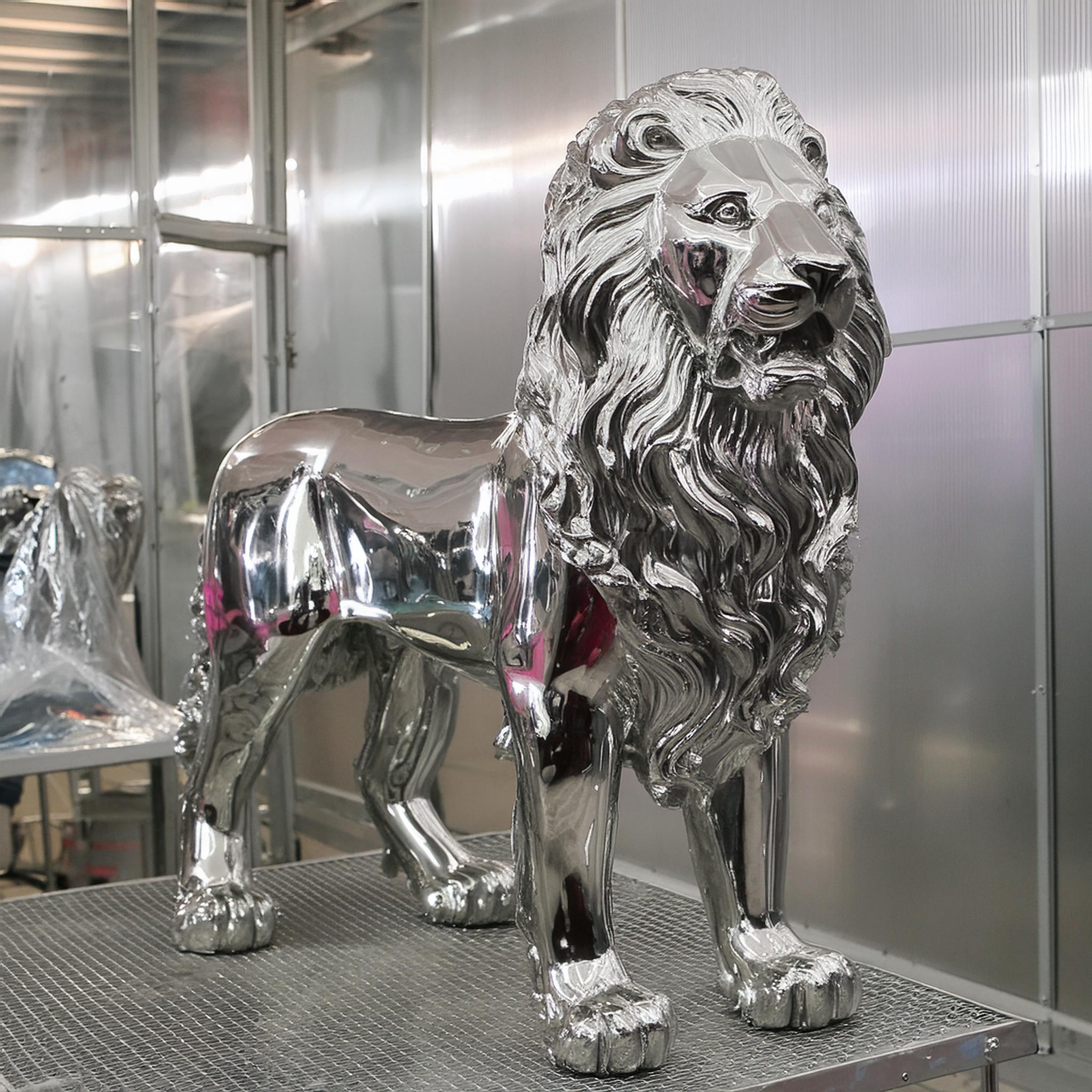 Firefly-une-sculpture-de-lion-en-chrome-dans-une-cabine-de-peinture-96963-1